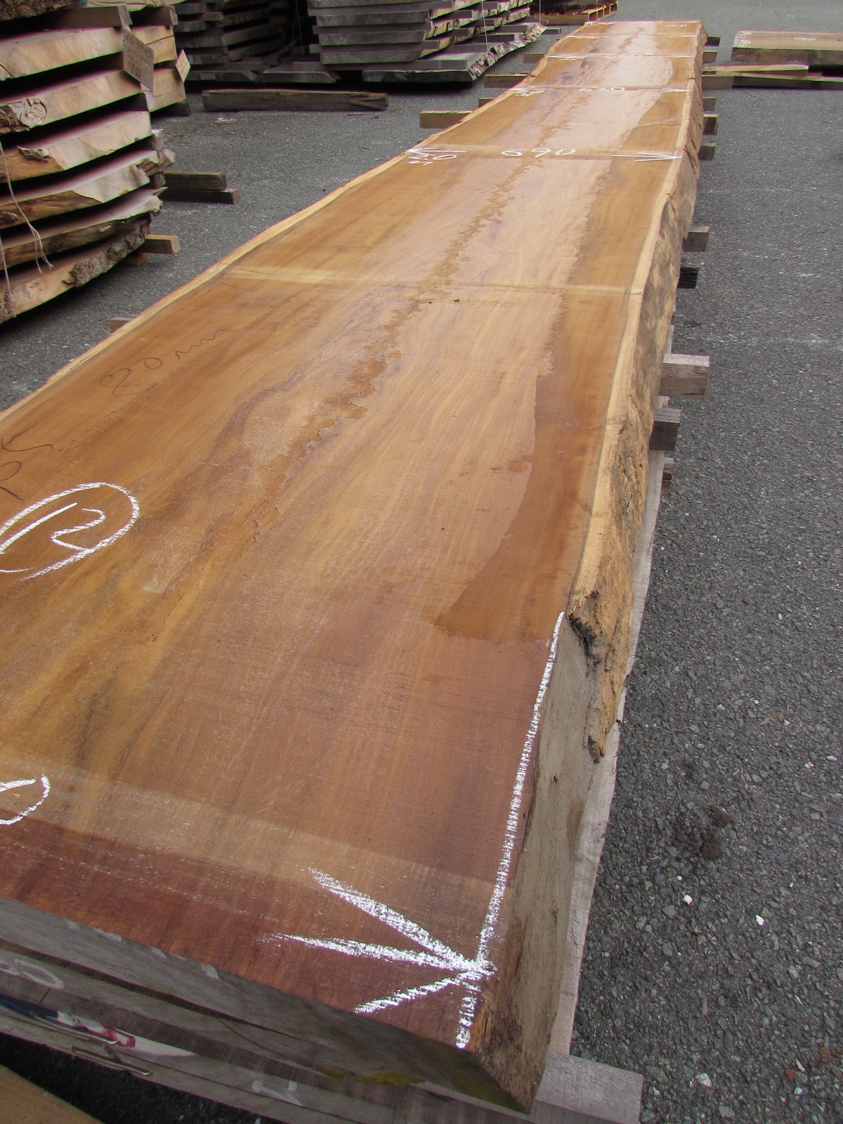 寿司屋の内装の決め手はカウンター。銘木の一枚板で高級感のあるおもてなしを」スマートモデューロ スマモ の暮らしを提案するKINOARU