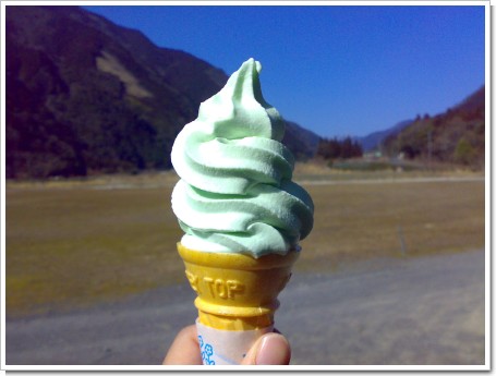 📍静岡県 伊豆市 「浄蓮の滝」 わさびソフト ¥400 浄蓮の滝にある駐車場の真ん前にあるお店！ これ想像してるより美味しかった！！ほんのりとしっかりわさびの味がするけど辛すぎずさっぱりしてた！ 矛盾だらけ 伝われ〜また食べたい！ぜひ大阪にも ！浄蓮の滝浄