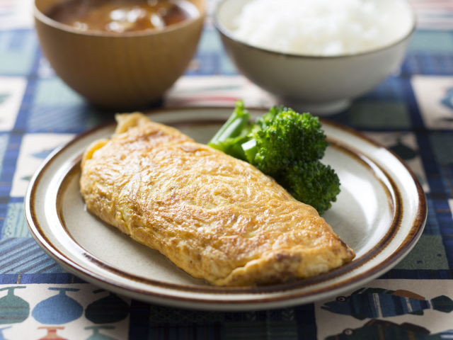 お弁当箱にもぴったりはまる！ 具だくさん＆彩り抜群「四角いスパニッシュオムレツ」 - レタスクラブ