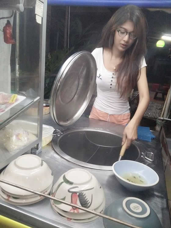 バンコクのタイ料理屋台で美人でセクシーな店員さんが発見されたタイランドハイパーリンクス：Thai Hyper