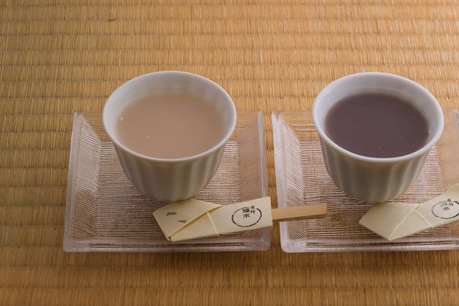 📍京菓子司 紫野源水 北区役所に近く、新町通北大路下るにある和菓子の名店「紫野源水」 ここでは季節ごとに美しい意匠の和菓子が誂えられ、特にお茶席での主 菓子としても人気です。 井上茂氏が手がけるお菓子は、京菓子の伝統を守りつつ、茶席のテーマに合わせた独自の