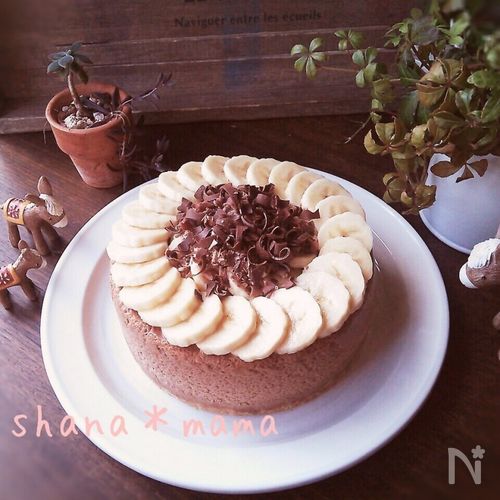 キャラメルバナナのチーズケーキの紹介。 完熟したバナナをキャラメリゼしたグラニュー糖と 合わせたキャラメルバナナでチーズケーキを作りました。 トッピング にバナナチップも添えたバナナ尽くしのチーズケーキ。 バナナの果肉とほろ苦いキャラメルの風味をお楽しみ