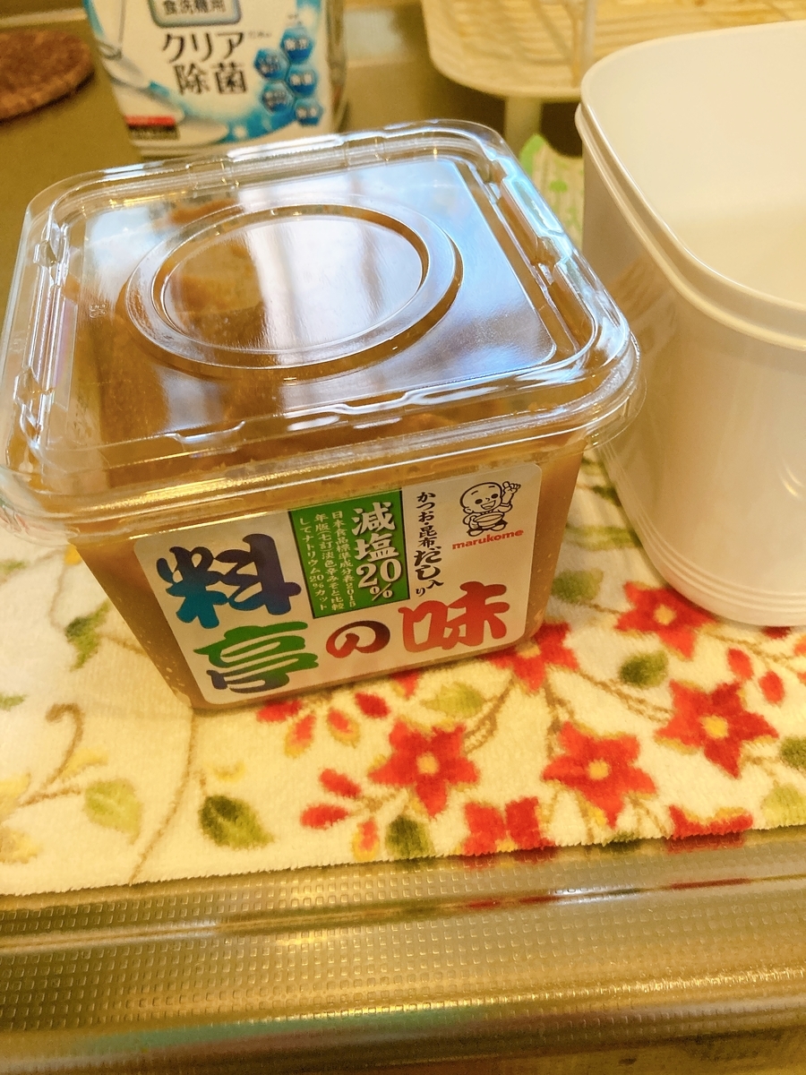 冷蔵庫やキッチンがスッキリ！セリアの『味噌ストッカー』が収納に使える♡ - LOCARI ロカリ