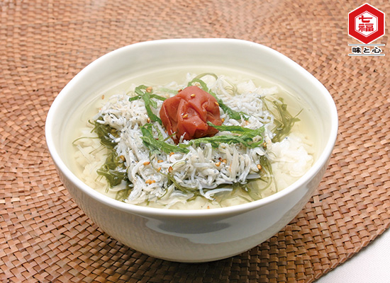 絶対してほしいこの食べ方 やっぱり「にごりだし梅」の至高の食べ方はお茶漬け そこに是非わさびを少しのせてみてほしいです❗️ 夜食にさらさら朝食にパパッと 小腹が空いた時にオススメ✌️ わさび梅茶漬け🌸紀州梅本舗梅干し簡単レシピお茶漬け夜食