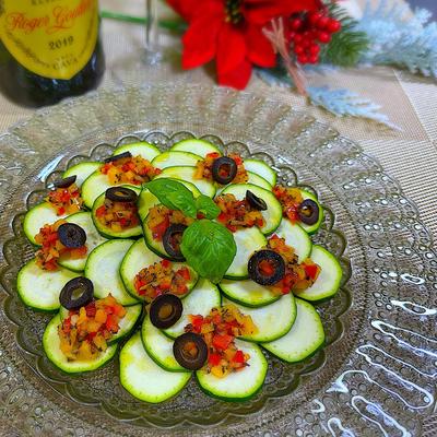 バジルの花をトッピングしたパスタ料理パリ発 ルネと共に逃飛行