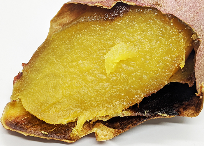 材料4つ 塩バターで甘さ引き立て、スイーツ感覚 フライパンで蒸すサツマイモ 蒸し器不要しっとりほくほく！チーズ好きにはクリームチーズを添えるのがおすすめ