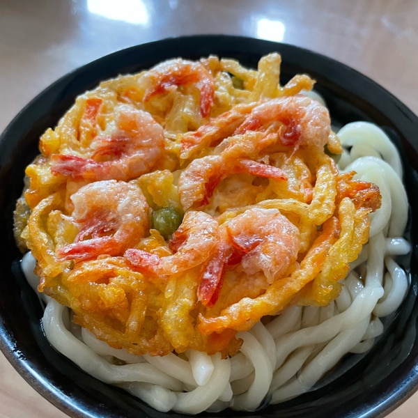 和田明日香さんの『“かき揚げうどん”かき揚げ』 ①玉ねぎ 1 4 個 にんじん 1 3 個 ごぼう 1 3個 を千切りにし、桜えび 適量 をボウルに入れかき混ぜる ②うどん 1 4 個 を加え、天ぷら粉 適量 をまぶす③天ぷら粉 30g を水 少々 で溶いたつなぎを作り