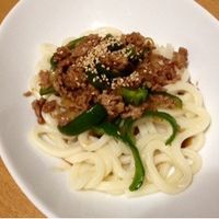 焼肉のタレで作る「濃厚つけだれ」 冷凍うどんがやみつきのウマさに – Sirabee