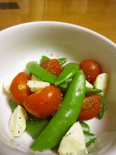 スナップエンドウとトマト、フェタのサラダ