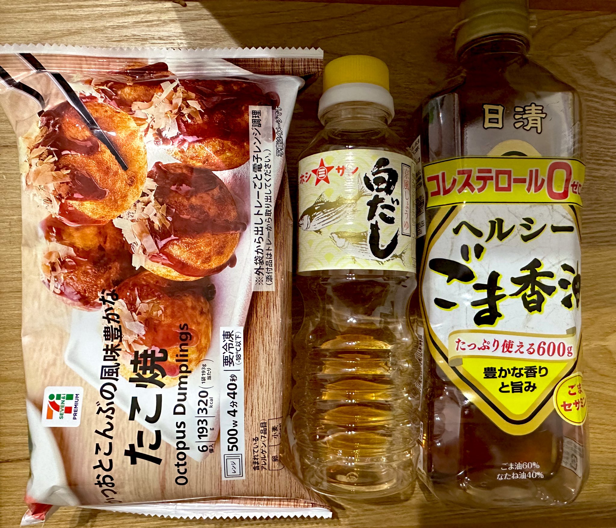 たこ焼きおにぎり･:* ごま油効果で, 冷めてもごはんが, しっとり美味しいから, お弁当にもおすすめ！,材料 ２人分, ⚪︎たこ 50g, ⚪︎酒小1, ⚪︎牡蠣しょう油小1, ※普通のしょう油でもOK, ⚪︎ごま油小1, ⚪︎ごはん茶碗2杯分,⚪︎揚げ玉大さじ2, ⚪︎かつお節適量, ⚪︎中濃ソース適量, ⚪︎青海苔適量,