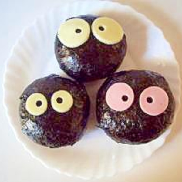 おにぎり弁当 まっくろくろすけ出ておいで〜 今日のまっくろくろすけは13匹 匹 であってる？🤣🤣 明日はおにぎりアクション最終日レアなキャラ弁で参加です🙋‍♀️ ふぅ〜 時間かかったよ㊙️ ・まっくろくろすけ弁当まっくろくろすけおべんとうお弁当記録曲げ