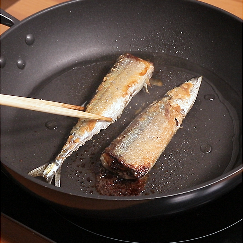 焼き魚はフライパンで10分！干物・切り身・一尾の間違いない焼き方を料理人が解説@Living アットリビング