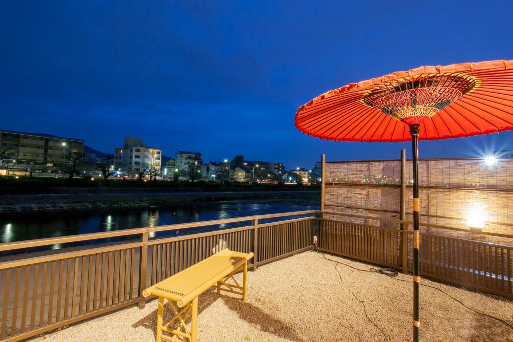 地元スタッフおすすめ！京都の川床ランチ・ディナー - まちかる観光・旅行のおすすめ情報webマガジン