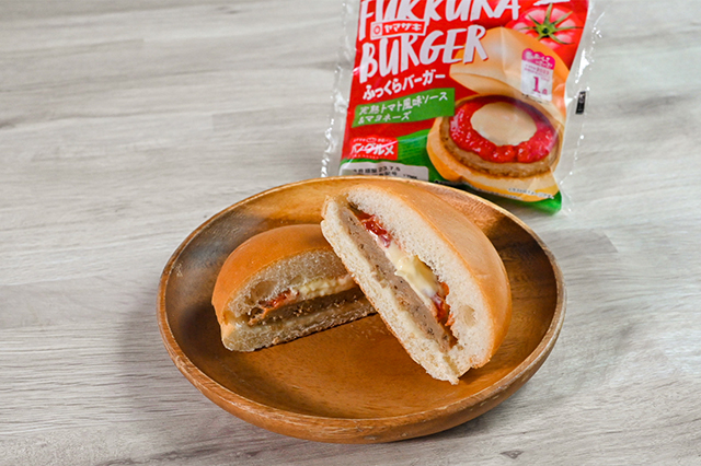 ヤマザキ ふっくらバーガー 完熟トマト風味ソース＆マヨネーズ : パン吉の食日記