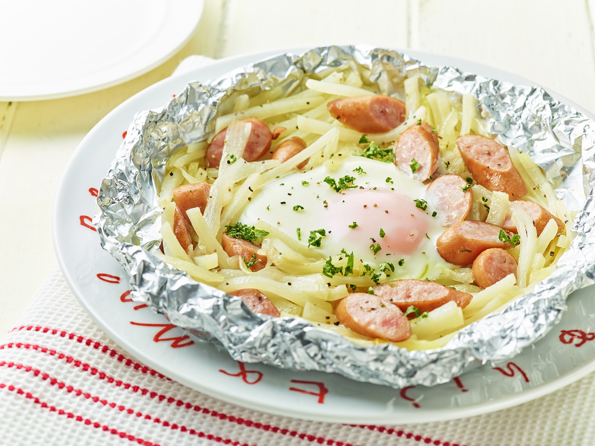 シン・ジャーマンポテト , じゃがいも ２個300gほど, 玉ねぎ 70g, にんにく 2片, ソーセージ 60g,バター 10g, ラード 4～5cm, ウスターソース 大さじ1半, 醤油 小さじ2, みりん 小さじ2,砂糖 小さじ2 3, 味の素 4振り, 黒胡椒 適量, カレー粉 小さじ1 4, 乾燥パセリ 適量,