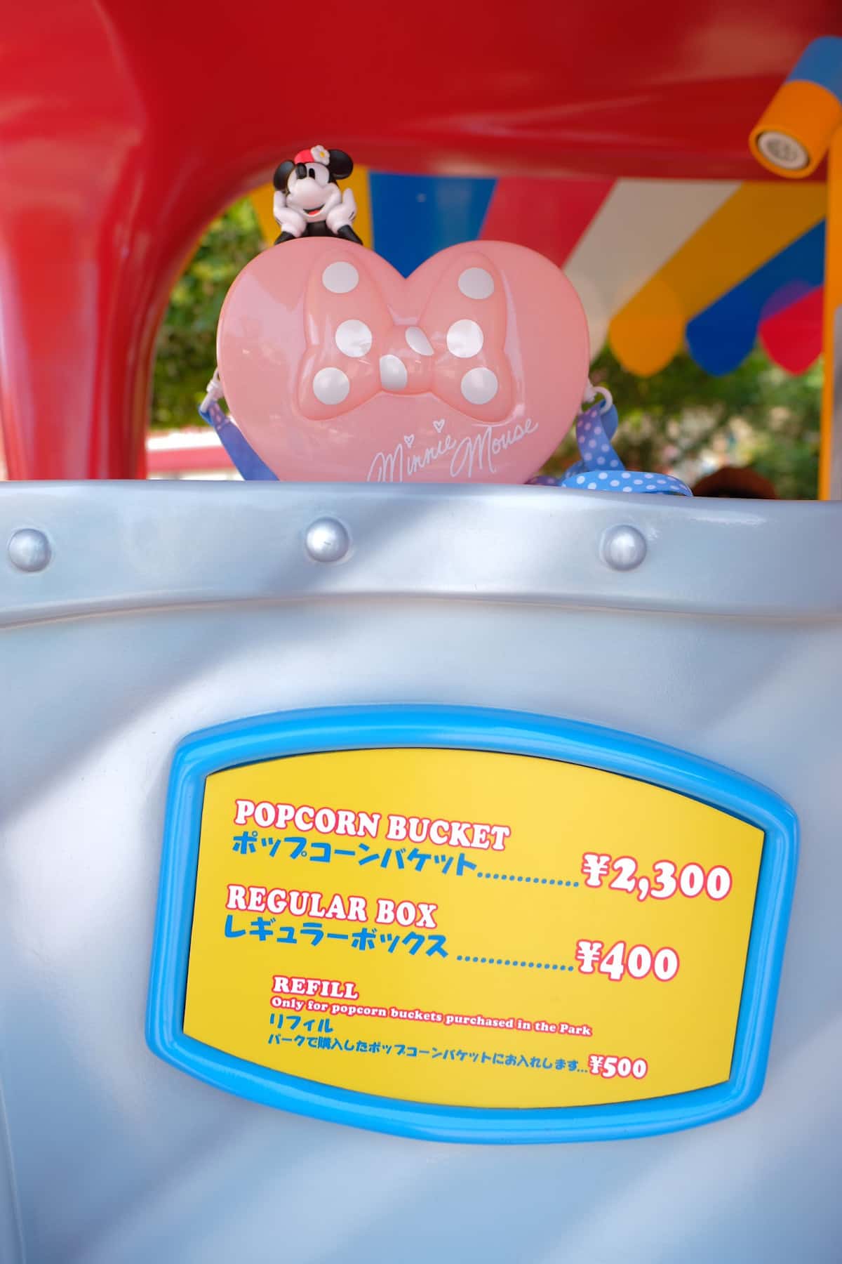 窓から顔を出しているダッフィー！東京ディズニーシー“ダッフィー＆フレンズのウェア・スマイルズ・グロウ”ポップコーンバケット - ライブドアニュース