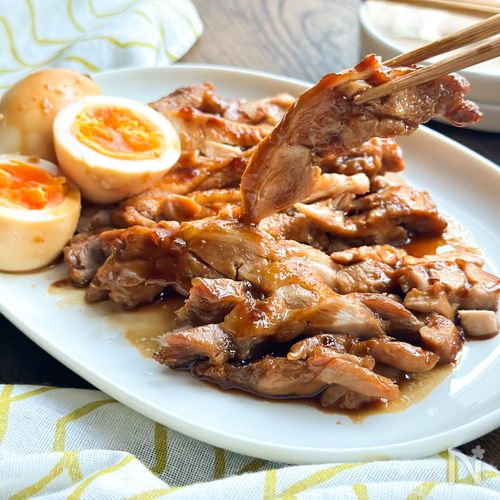 たった15分で激ウマ。ほぼ放置で作れる、超簡単やわらか鶏チャーシュー - YouTube