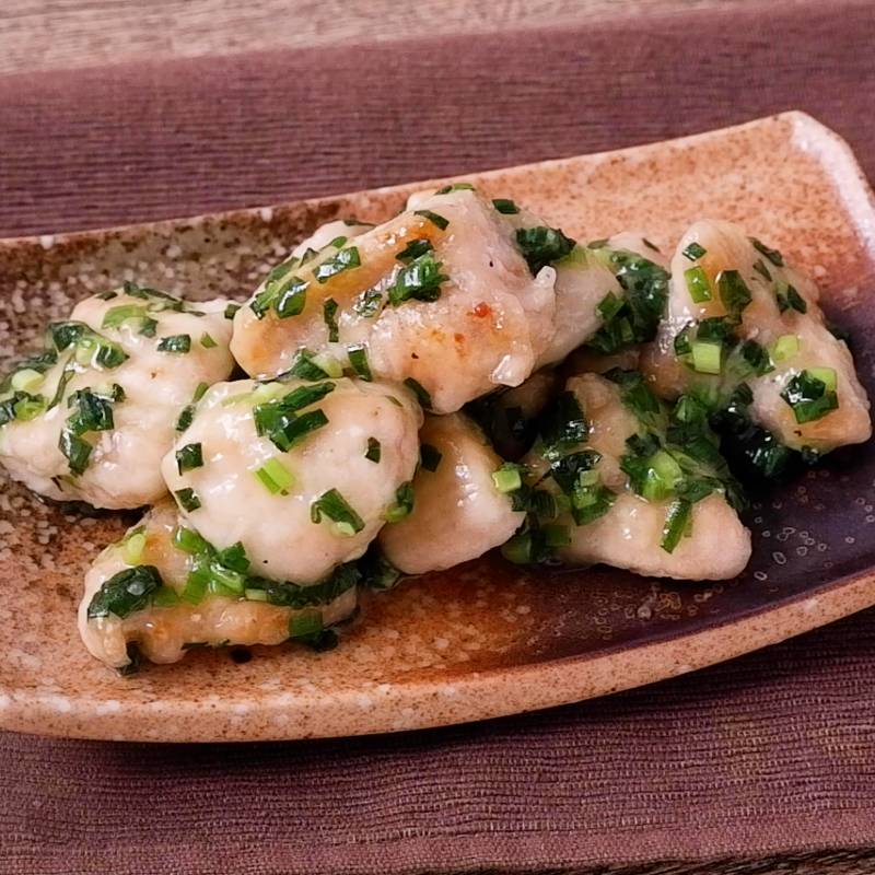 ねぎ巻き豚バラ , 万能ねぎ 1袋, 豚バラ肉 200g, 「アジシオ」 適量, 黒コショウ 適量, ガーリックパウダー 適量,薄力粉 適量, カットレモン,ねぎメシ , 万能ねぎ 1 3本, ご飯 200g, 「アジシオ」 適量, ごま油 小さじ2,鰹粉 2つまみ,