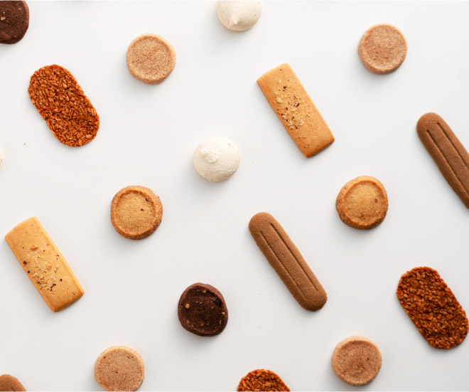 カーネーション 赤＆＜帝国ホテル＞クッキー詰合せセット母の日ギフト2025花・花束を贈るなら第一園芸オンラインショップ