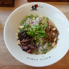 神戸牛ラーメン・つけ麺 厳選霜降り 兵庫県産和牛使用なのですが・！ハイボールはチェイサーです