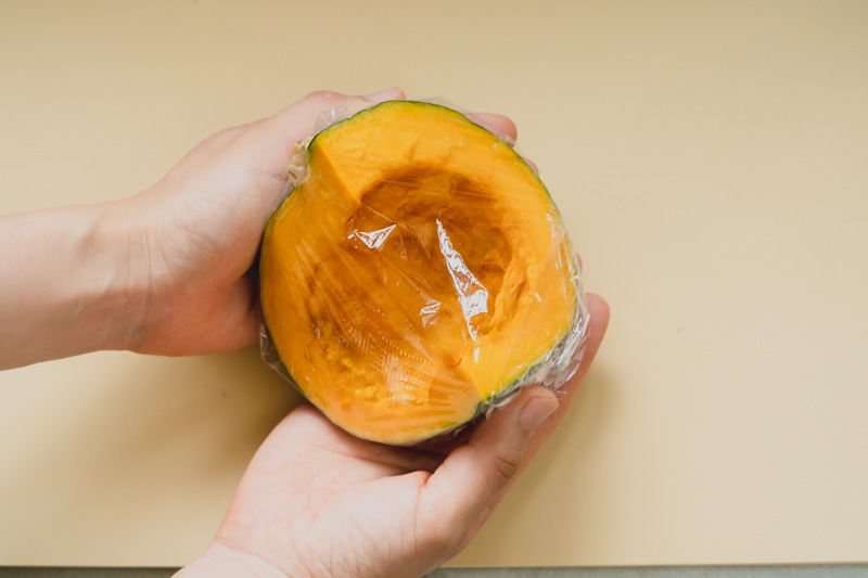 カボチャの保存テク🎃 , スーパーで買ったカボチャを、そのまま冷蔵庫で保存していませんか？,カット済みのカボチャは、ある部分を取り除いてから保存することで傷みにくくなるんです！,まるごとの場合や、冷凍での保存方法などもご紹介しておりますので、ぜひ試してみてくださいね。,船昌SaluteKitchen野菜野菜好き旬の野菜かぼちゃ仲卸