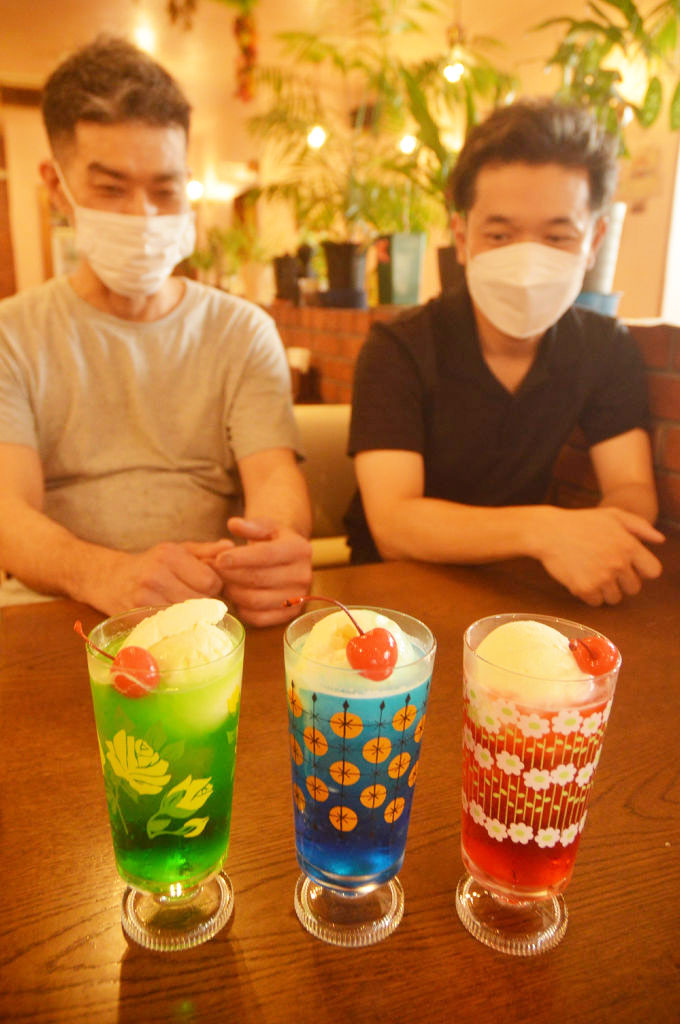 楽天市場 クリームソーダ スマック 180ml×30本なつかしの昭和の味。リームソーダの元祖。スキッとした爽やかなクリームのタッチ、ロングラン商品。祭り、行事・イベントにもどうぞ！ 三重県桑名市鈴木鉱泉 昭和レトロ: 共和ギフト