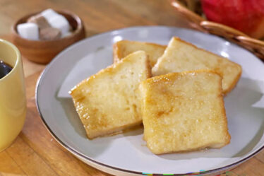 朝時間。 休日の朝食は、「濃いアーモンドミルク たっぷり食物繊維」を使ってフレンチトーストを作りました♪ アーモンドの風味ともちもち食感がたまりません♡美味しい🤤 @tsukubamilk 筑波乳業◯材料 •イングリッシュマフィン •濃いアーモンドミルク 125ml •卵1個