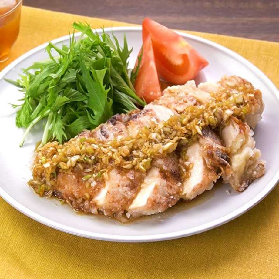 レシピ付き カリッとおいしい油淋鶏 ユーリンチー ！﻿ 外はカリッ、中はふわっ！みんな大好き油淋鶏！﻿ 僕の料理の中でも人気のレシピです。﻿ ﻿ポイントはもも肉に入れる隠し包丁と、ネギダレ！﻿ 油淋鶏はネギタレで食べるのがポイントの揚げ鶏です。最後までしっかり