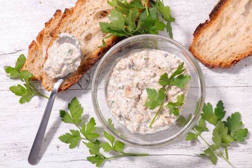 スモークサーモンリエットと アボカドのバゲットサンド商品開発担当の島貫イチオシ。 焼き立てのPANTOGRAPHバゲットに 自家製サーモンリエットとアボカドをサンド。 サーモンリエットはスモークサーモンの 血合部分を丁寧に取り除いて 北海道産クリームチーズや