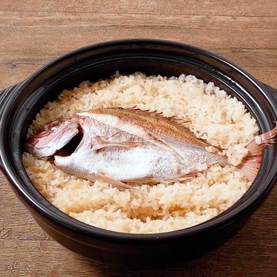 レンジメートキッチン RANGEMATE Kitchen『鯛めし』 おめでたい日に、鯛めしのごちそうはいかがでしょうか🐟マグポットならお気軽に作れちゃいます✨鯛の旨みがご飯にしみ込んで、シンプルながらも奥深い味わい。特に炊きたての香りがたまらないです🎵材料 2～3