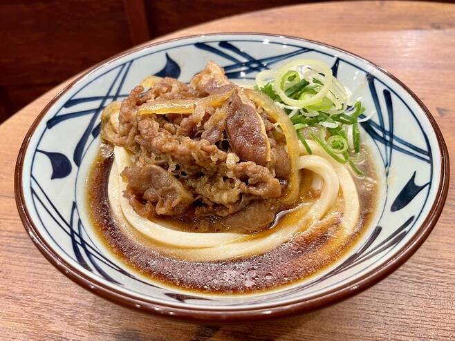 丸亀製麺「焼きたて肉うどん」発売、“肉うどん”との違いは? 「焼きたて肉ぶっかけうどん」「焼きたて牛すき釜玉うどん」も登場食品産業新聞社ニュースWEB