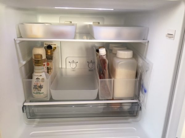 100均トレーを使って、冷蔵庫収納 : happy-go-lucky -心地いい暮らしのコツ- Powered by ライブドアブログ