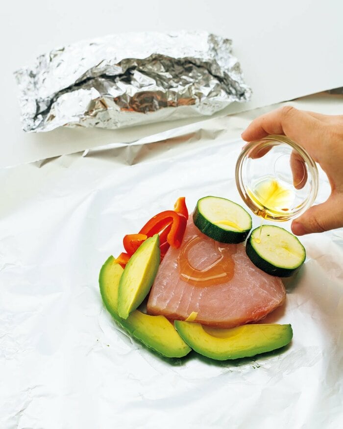 硬いアボカドをやわらかくする裏ワザ！Twitterで15万いいね、噂のアルミホイル保存を検証 - macaroni