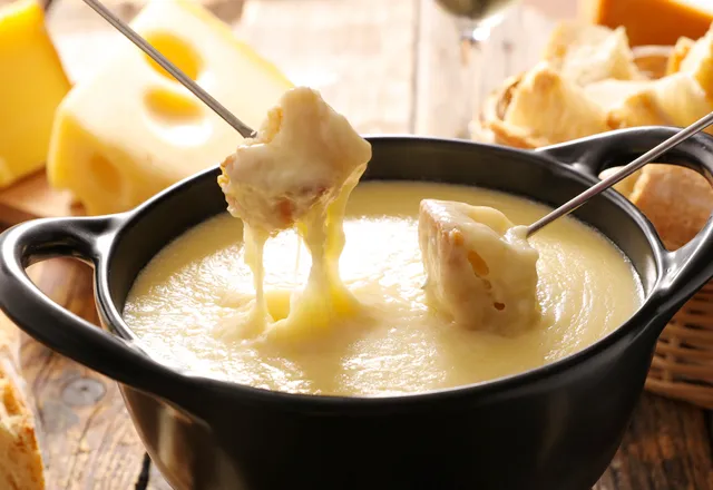 ピザ用チーズを電子レンジでとろとろに溶かす方法は？失敗しない加熱のコツと注意点チーズジャーニ