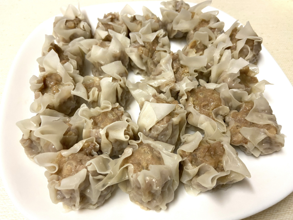 北海道産の たまねぎ5kg✏️我が家が購入した袋は、全部で18個入りでした。 大きな物は、440gもあり約8.5cmの巨大サイズでビックリ！こんな大きな玉ねぎは初めてみました。 5キロ入りと記載されてますが、実際には、5,150g入っていたので、得した気分です。 大きな