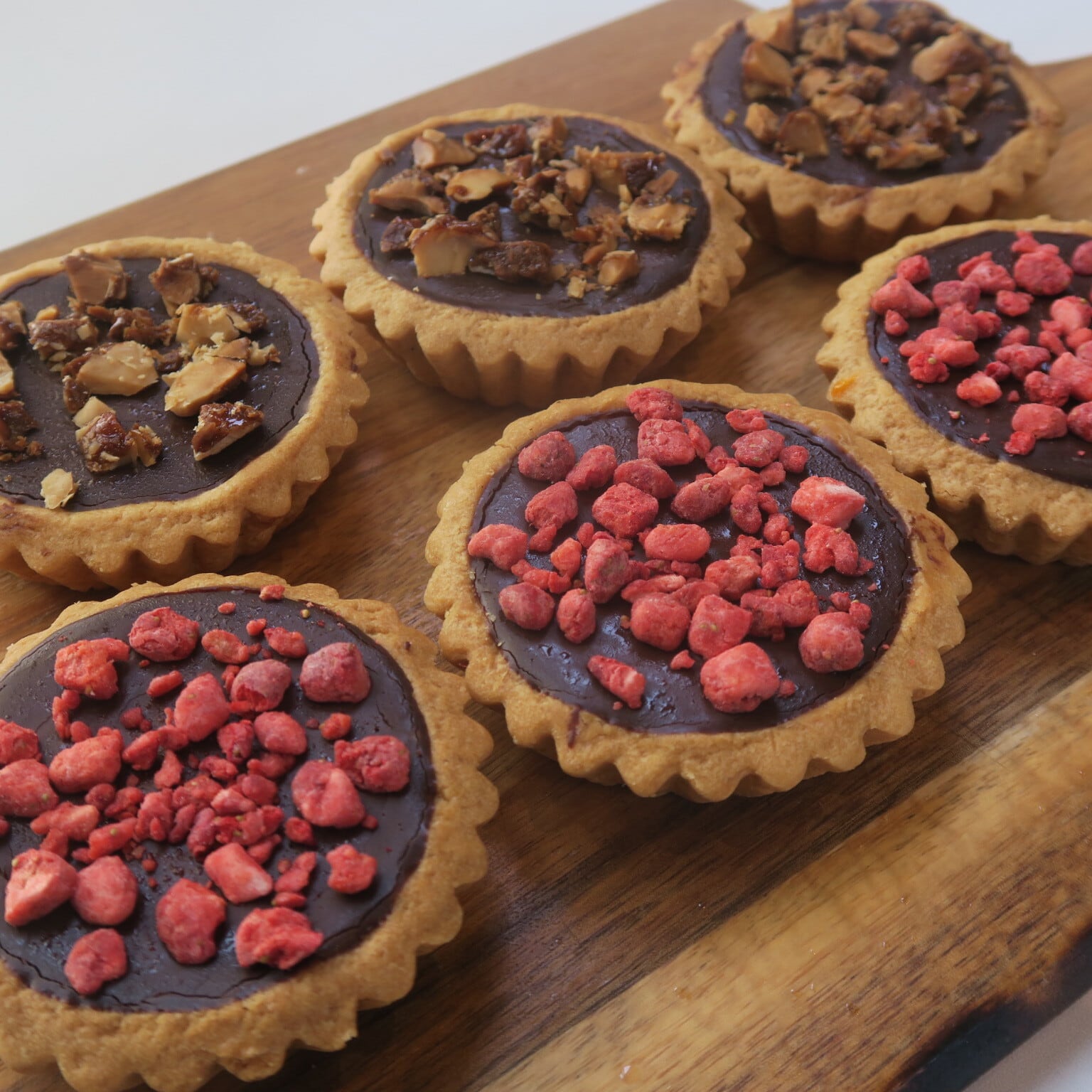 ラ・メゾン アンソレイユターブル パティスリー シャポー小岩店 いちごと生チョコレートのタルト 実食レビュー 濃厚なチョコに甘酸っぱいいちご とカリッとナッツのうっとりするおいしさのタルト 小岩ショコラフル