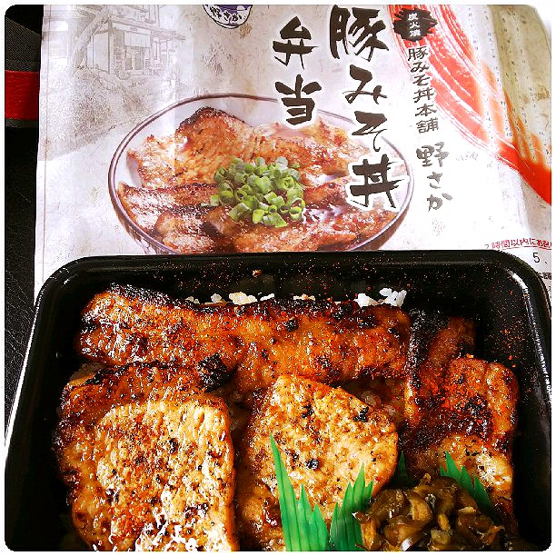 ✼•• ••✼✼•• ••✼ 📍ちんばた秩父 秩父で「がっつり食べたい！でも地元の雰囲気も味わいたい」そんなときにおすすめなのがここっ♡ ＼ ちんばたの豚みそ丼秩父に行けばどの店でも食べられるくらいだけど、この店は格別〜☺️ 名物の