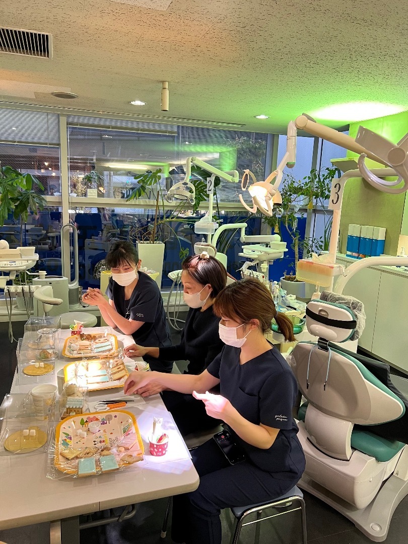 噛み砕くチョコレートクッキー歯列矯正器 - カットアウトのストックフォトや画像を多数ご用意 - カットアウト, クッキー, クローズアップ -iStock