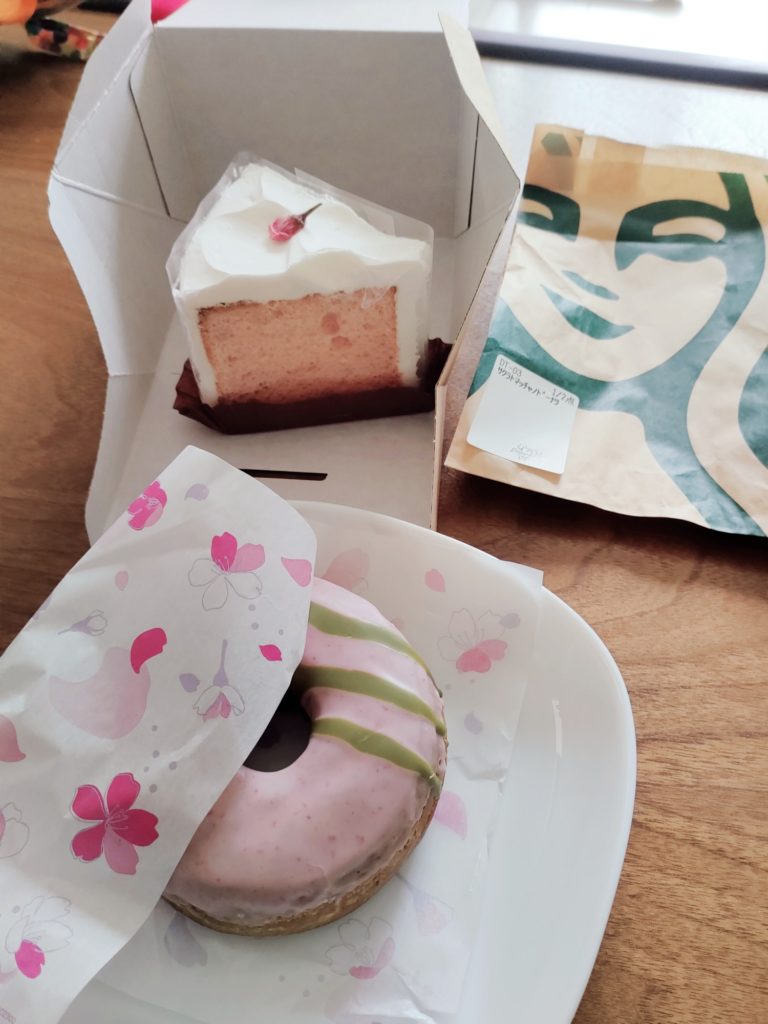 安定の⭐️スタバ⭐️ そして毎年この時期に必ず頼む桜シフォンケーキ😍今年はマカロントッピングしてみました🌸 1番好きな桜ピンク色🩷癒されます☺️マカロンは限定らしいけど、レギュラーメニューにして欲しい〜😭スタバ スタバックス スタバさくら スタバ桜 桜