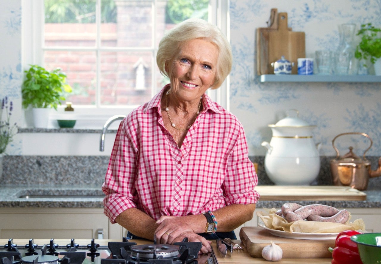 チョコレートブラウニー🍫 ブリティッシュベイクオフで有名なメアリーベリーさんのレシピ本を、最近イギリスからお取り寄せしました🇬🇧本当に家庭のお菓子という感じの、素朴な見た目だけどすごーく美味しそうなお菓子のレシピがずらっと並んでいて、これこそわたしが