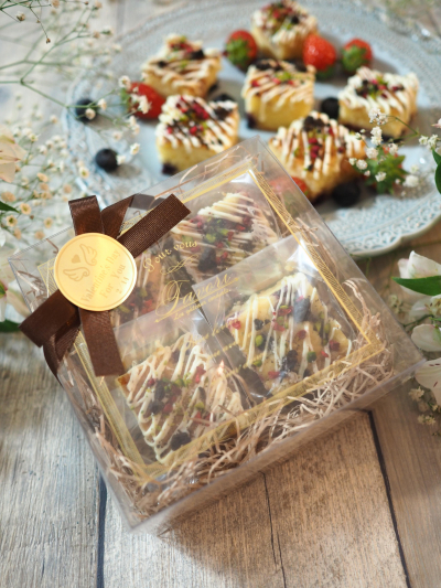 バレンタイン♡ カヌレ型ブラウニー ブラウニーをチョコでコーティング🤎 長女が作りました～バレンタインバレンタインお菓子手作りバレンタインお菓子作り手作りお菓子ラッピングバレンタインラッピングお菓子ボックスお菓子缶ブラウニーカヌレ