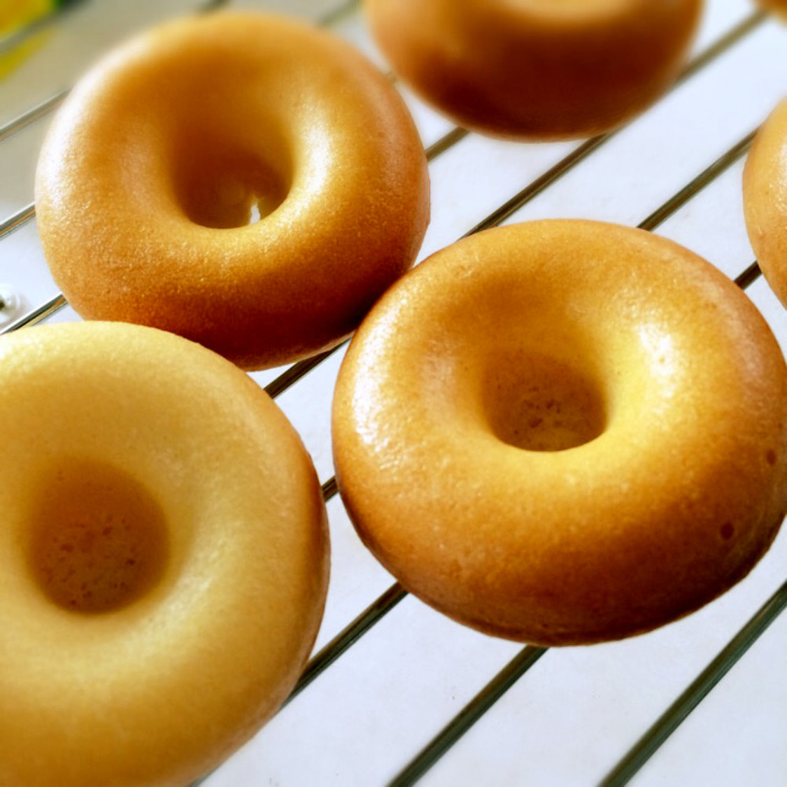 材料3つ レンジで4分！チョコドーナツ作り方！, 材料 , ◯チョコドーナツ, ・ホットケーキミックス150g, ・牛乳150ml,・チョコレート100g, 1.チョコレートを細かく割り、牛乳を流し入れる。, 2.500wの電子レンジで2分加熱して混ぜる。,3.ホットケーキミックスを入れて混ぜる。, 4.絞り袋に入れて、型に流し入れる。, 5.500wの電子レンジで4分加熱する。,