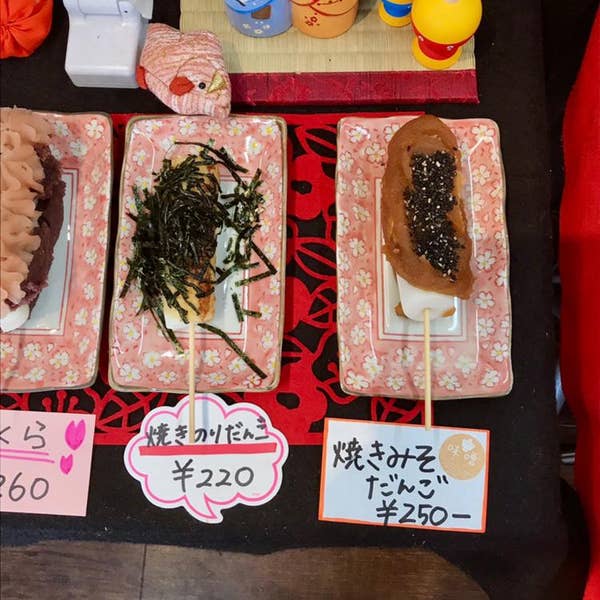 くじらもち発送承っております🙇‍♀️ 種類は３種類あります！ ※しょうゆ味 ※しお味 ※ごま味 大石田町千本だんご