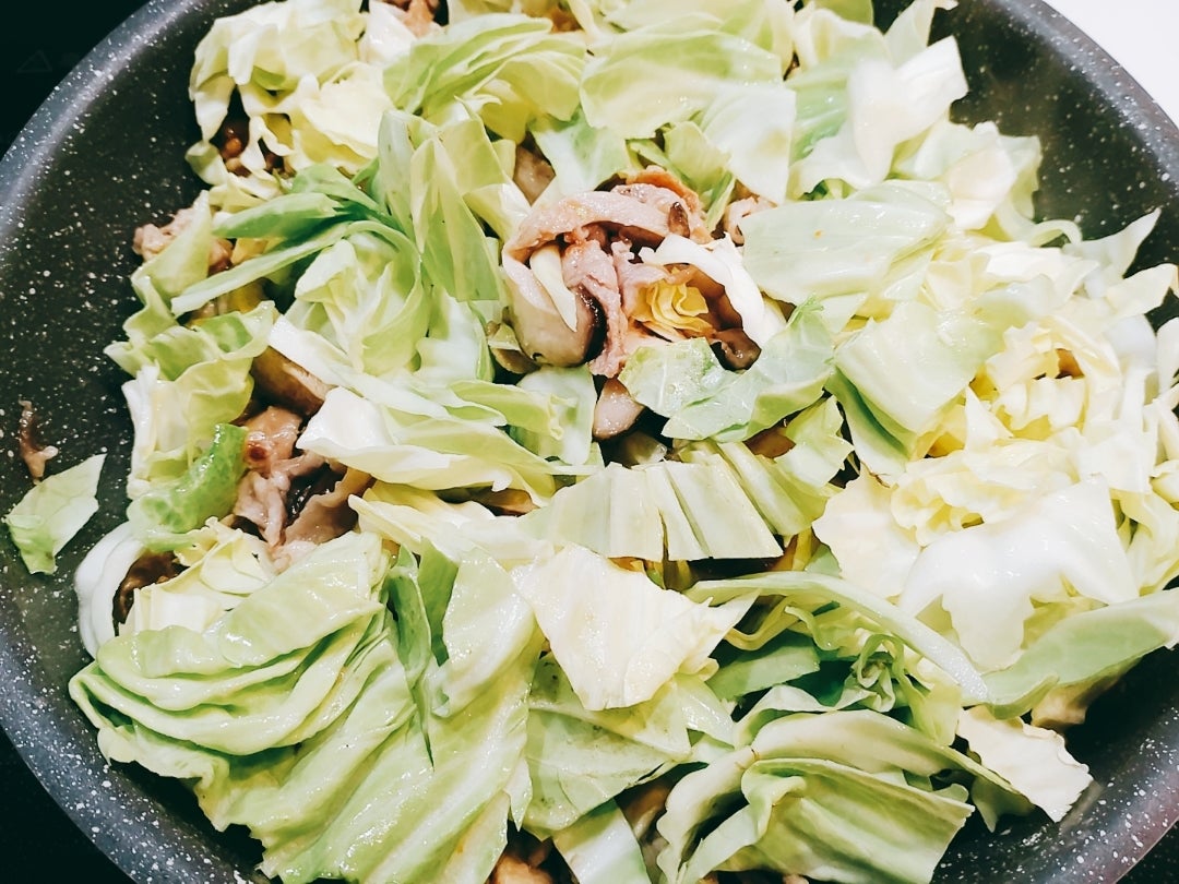 コワモテ料理長もおすすめ！, 和風フィナデニソース, 豚肉と夏野菜炒め😋,夏バテ防止に最適で、ビタミンB1が豊富な豚肉と、旬の夏野菜を醤油やお酢、玉葱、青葱や茗荷などで作る和風フィナデニソースに絡めて食べてみてください！サッパリとガッツリと食べれちゃいます👍,▪️和風フィナデニソース, •醤油大さじ3, •お酢大さじ2, •玉葱たっぷり みじん切り , •茗荷1個 みじん切り ,