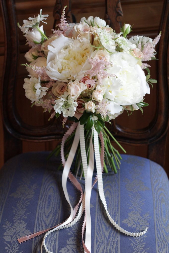 芍薬ブーケ ブートニアセット 大輪赤い芍薬とシックなバラのクラッチブーケ・ブートニアセット