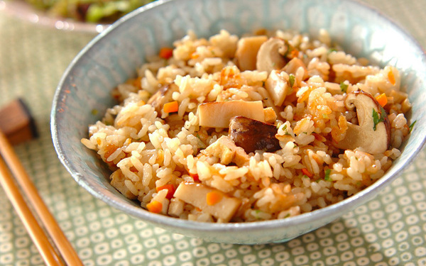 自宅で簡単「松茸ごはん」の黄金比！ プロが教える下処理のコツも伝授季節の食材のHOW TOアマノフーズ公式ブランドサイト