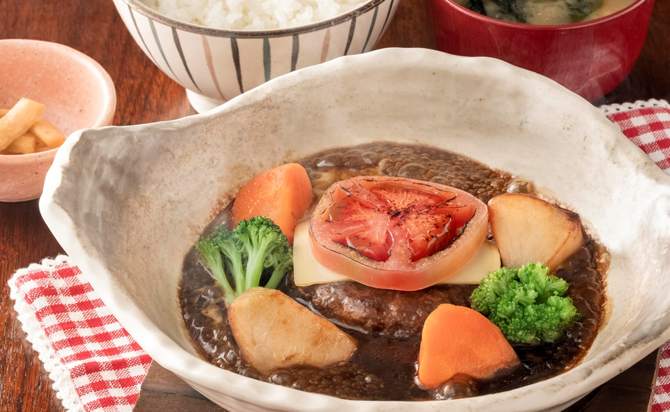 グツグツとろ～り「オニオングラタン土鍋ハンバーグ」を期間限定で復刻販売！“和風”のオニオンスープで煮込んだハンバーグで心も身体もほっこりと。株式会社大戸屋のプレスリリース