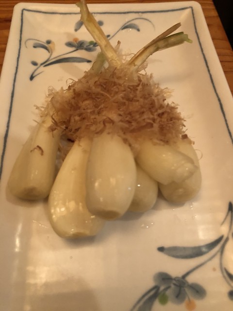 ONIYANMA CAFE&BAR 北谷店です！ 絶賛好評中のオリジナル台湾スイーツ『美ら冰』 ちゅらぴん新食感でフワフワな美ら冰は、アイスでもないかき氷でもない新食感スイーツです！ 本日は「情熱果実」のご紹介です！情熱果実は、「２種類のパッションフルーツソースの酸味