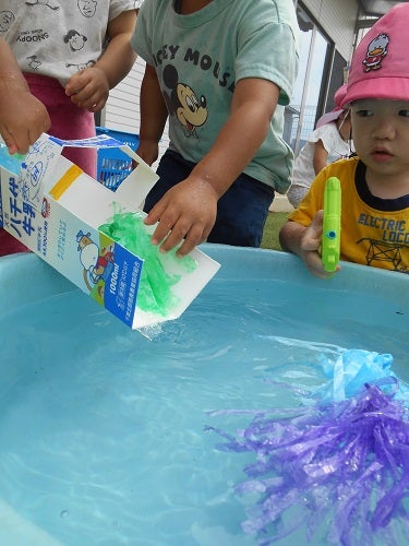 ←他の遊びのアイデアは、こちらにまとめてます🌙, ⁡, ✿-———✿-———✿-———✿, ⁡, @habashita_kgさんのアイデアをご紹介します♡ , ⁡, ⁡水遊びの手作りおもちゃ✨, ヨーグルトの容器で作るアイデア💡, 牛乳パックでよく作りますが,ヨーグルトの容器もいいかも！,保育園 ６月の製作 手作りおもちゃ ,5歳児クラス 4歳児クラス 幼稚園教諭 保育士, ⁡,