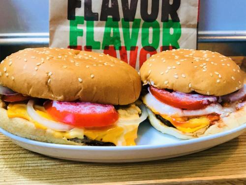 バーガーキングのワッパーとは？ワッパー＆バーガー3サイズの大きさ・重さ徹底比較 - まっぷるウェブ